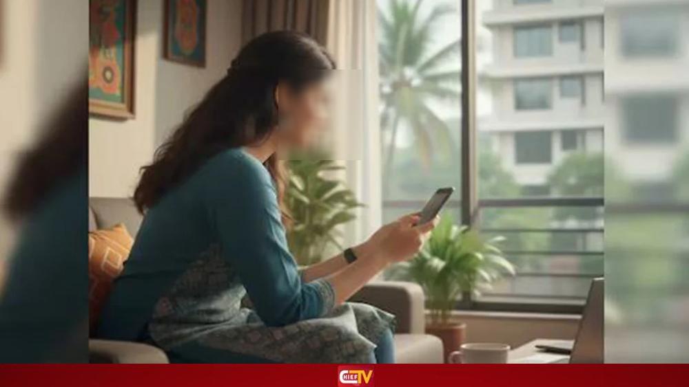 মায়ের গোপন ছবি তুলে প্রেমিককে পাঠাতেন - Chief TV