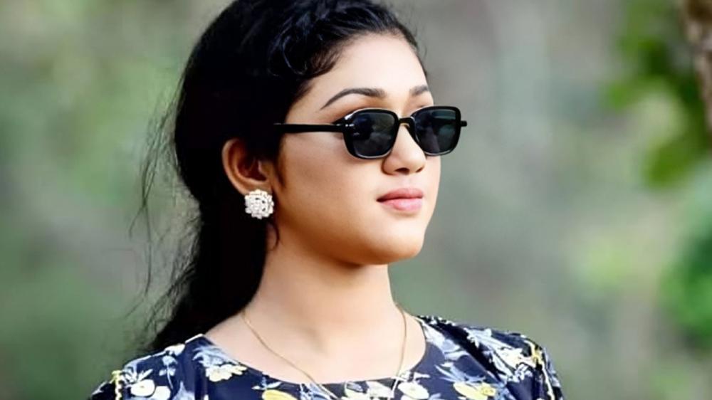 মায়ের হাত ধরে শোবিজে, বড় পর্দায় স্বপ্ন দেখছেন স্বর্ণা বিশ্বাস