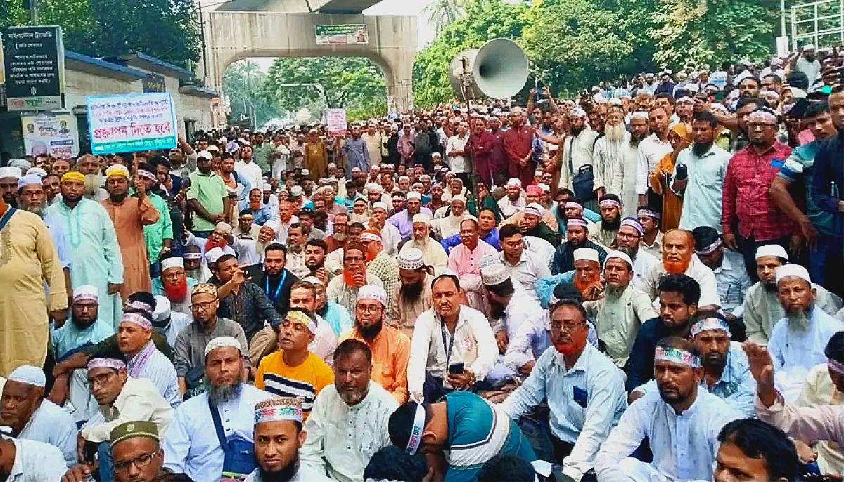 কালো পতাকা মিছিলের সিদ্ধান্ত আন্দোলনরত শিক্ষকদের
