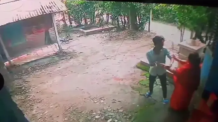 নড়াইলে বাড়ির সামনে থেকে শিক্ষিকার গলার চেইন ছিনতাই - Chief TV