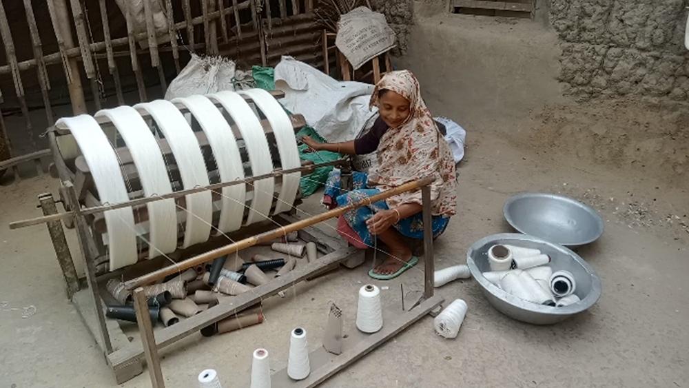 আক্কেলপুর ঝুট কাপড় থেকে সুতা তোলার শিল্প, প্রাচীন মাটির বাড়ির ছায়ায় টিকে থাকা ঐতিহ্য - Chief TV