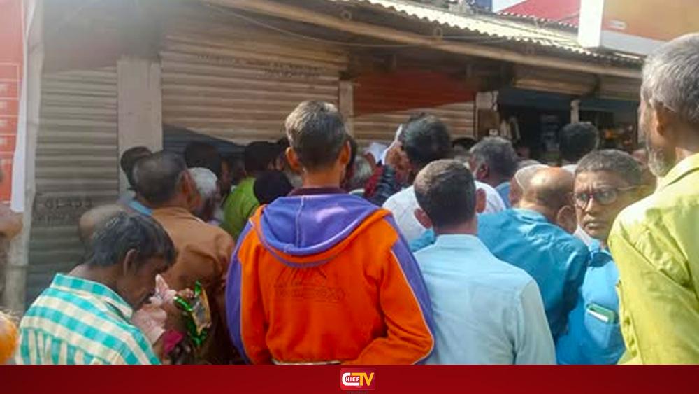 আক্কেলপুরে তীব্র ডিএপি সারের সংকট, সার না পেয়ে ভোগান্তিতে কৃষকরা - Chief TV