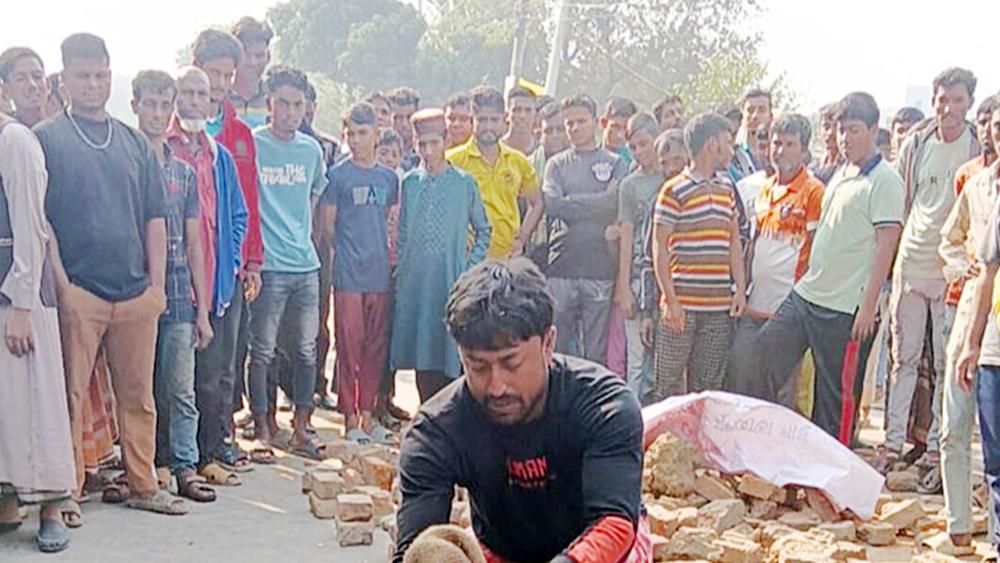 বাবার মোটরসাইকেল থেকে পড়ে ট্রাকচাপায় শিশুর মৃত্যু - Chief TV