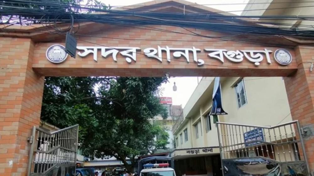 বগুড়ায় সিনেমার স্টাইলে স্ত্রীকে ছুরিকাঘাত করে থানায় আত্মসমর্পণ স্বামীর - Chief TV