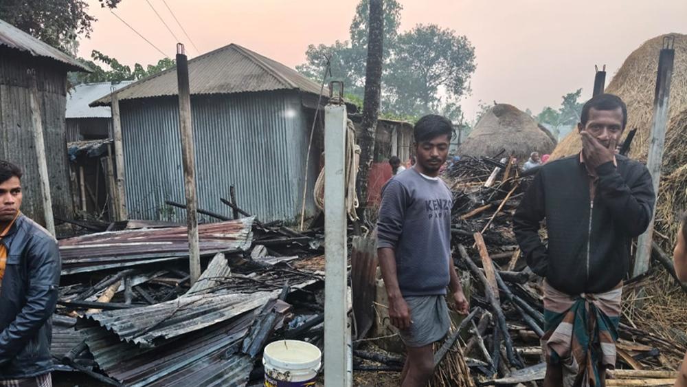 বড়লেখায় বিদ্যুৎ সার্কিট থেকে আগুনে পুড়ে ছাই একটি অফিস, ২টি দোকান - Chief TV