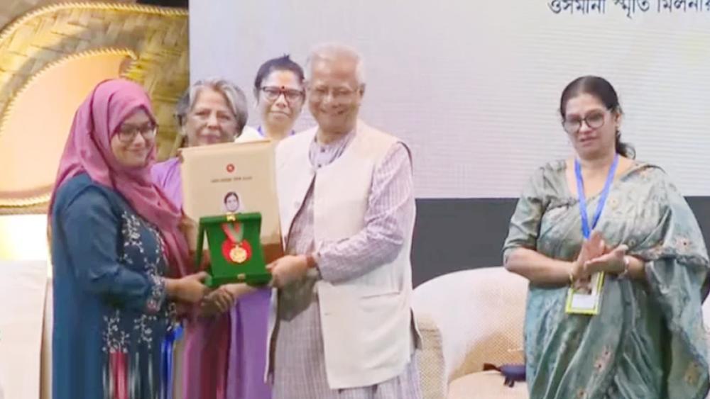 চার বিশিষ্ট নারীর হাতে বেগম রোকেয়া পদক তুলে দিলেন প্রধান উপদেষ্টা - Chief TV