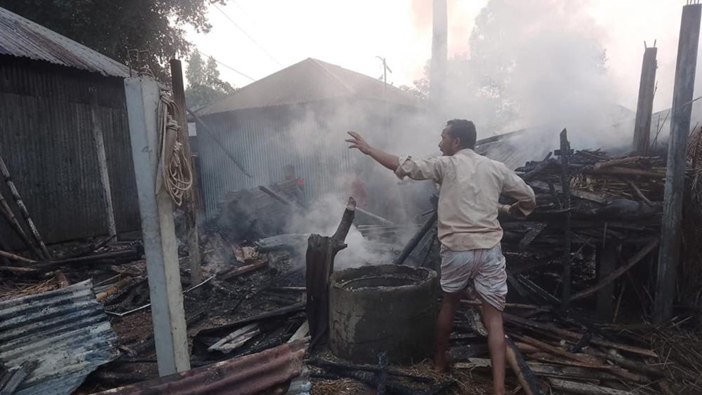 ধুনটে বৈদ্যুতিক তারের স্পার্কে কৃষকের গোয়ালঘরে অগ্নিকাণ্ড - Chief TV