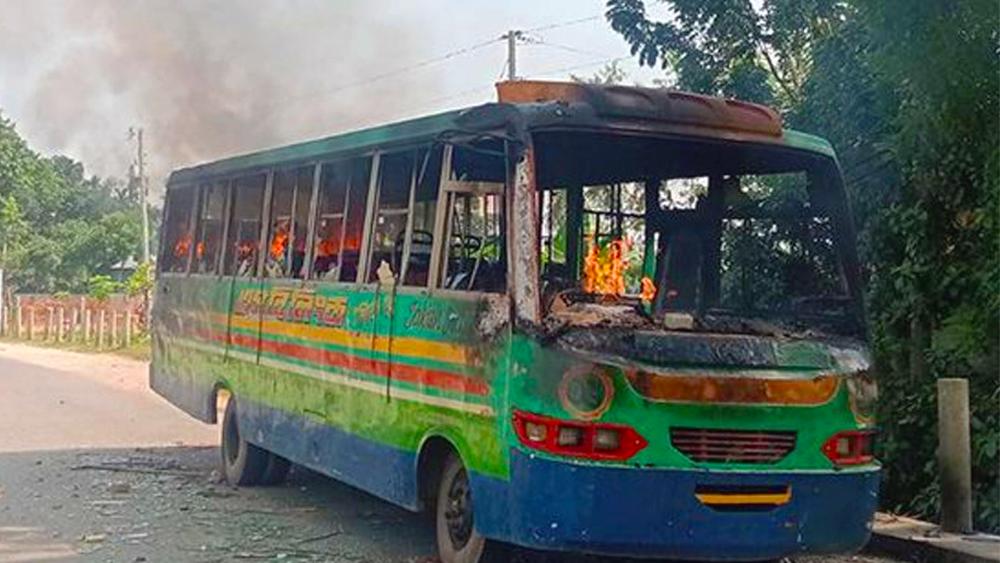 এসবি লিংক বাসের চাপায় স্কুলছাত্রী নিহত, বাসে অ'গ্নি'সংযোগ - Chief TV