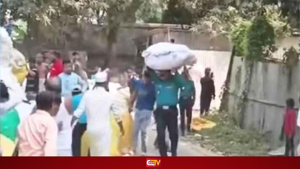 গাজীপুরে ভয়াবহ আগুন, নিজে মাথায় করে মালামাল সরালেন ওসি