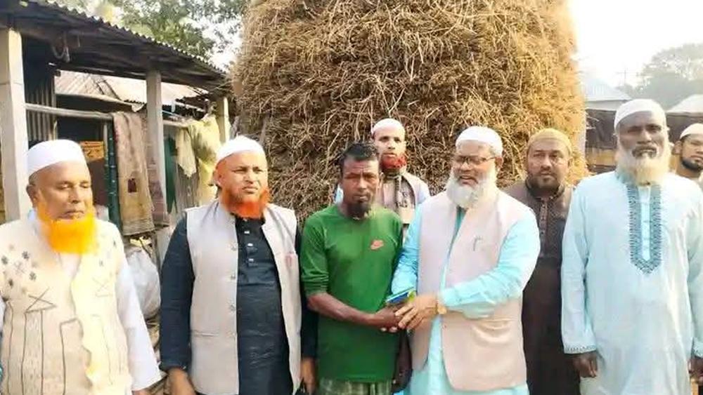 গোয়ালঘরে অগ্নিকাণ্ডে গরু পুড়ে মৃত্যু: জামায়াত নেতা দবিবুর রহমানের সহায়তা - Chief TV