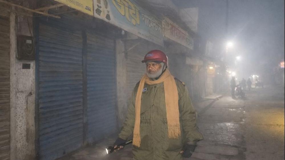 হাড়কাঁপানো শীতেও প্রবীণ নৈশপ্রহরী মাহতাবের নীরব পাহারা - Chief TV