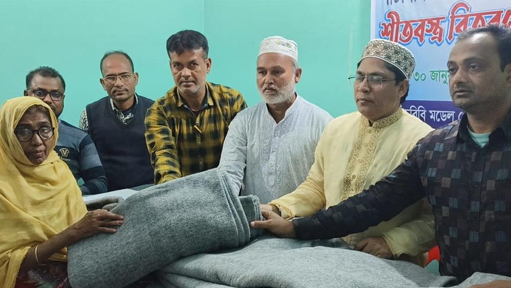 জয়পুরহাটে পাঁচবিবি মডেল প্রেসক্লাবের উদ্যোগে শীতবস্ত্র বিতরণ - Chief TV