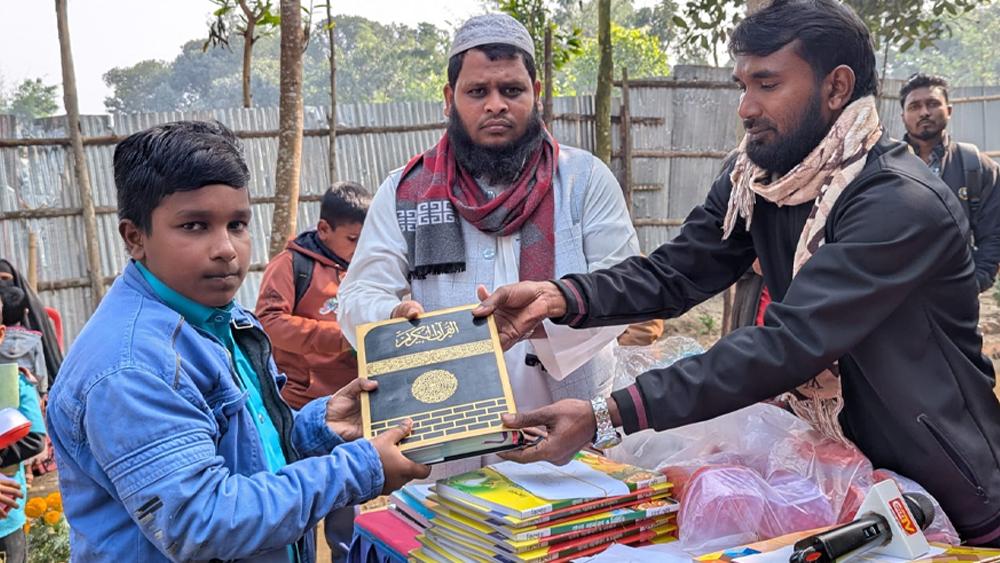 কলাকোপা নূরানী পাবলিক স্কুলে বই ও কুরআন শরীফ বিতরণ - Chief TV