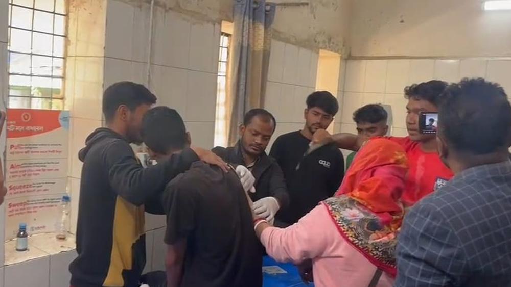 ক্রিকেট খেলার বল বাসার চালে পড়ায় গরম মাড় নিক্ষেপ - Chief TV