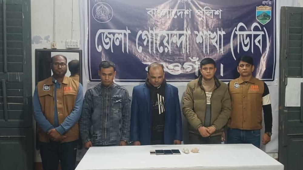 মাদকবিরোধী দুই অভিযানে ১৪ লাখ টাকার হেরোইনসহ চারজন আটক - Chief TV