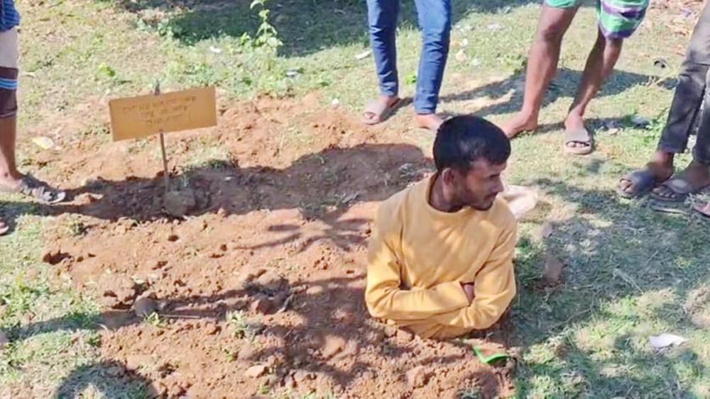 মাকে নির্যাতন করায় ছেলেকে গর্তে পুঁতে পাথর নিক্ষেপ - Chief TV
