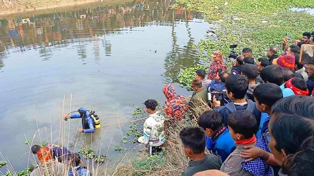 নওগাঁয় চোর সন্দেহে স্থানীয়দের তাড়ায় পানিতে ঝাঁপ দিয়ে হিন্দু যুবকের মৃত্যু - Chief TV