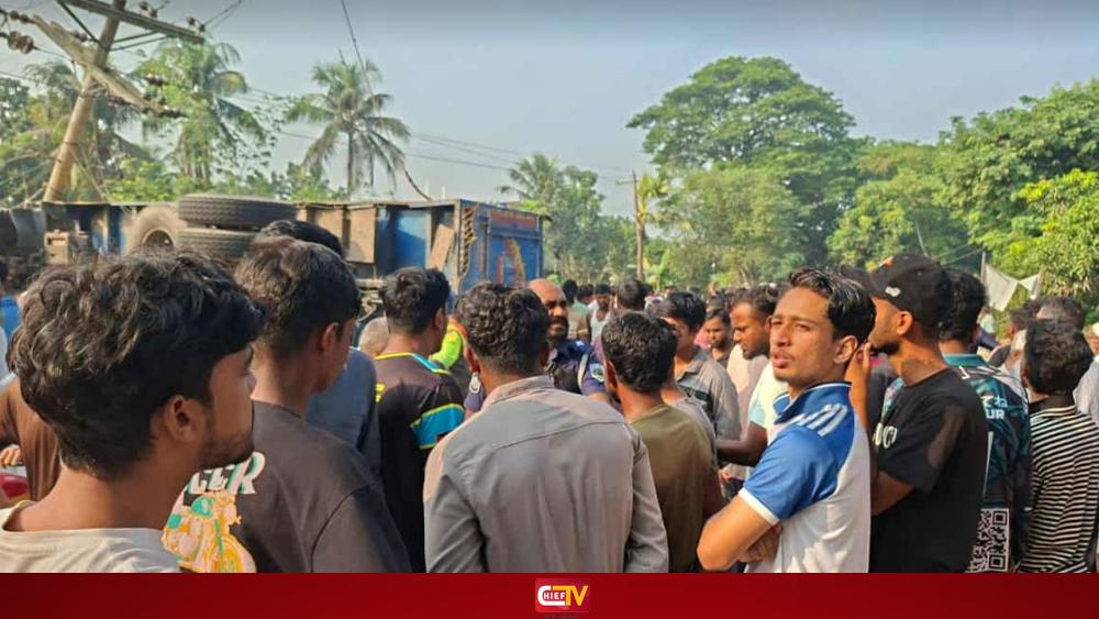 পাবনায় ট্রাকচাপায় বিদ্যালয়ের দুই শিক্ষার্থীসহ নিহত ৩ - Chief TV