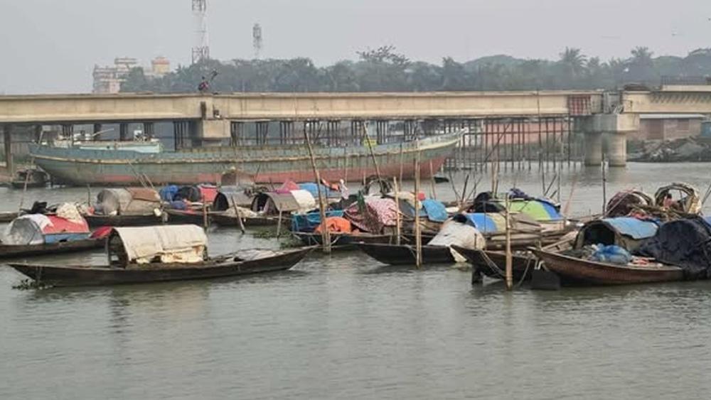 প্রচণ্ড শীতে কাঁপছে সন্ধ্যা নদীর ভাসমান মানতারা - Chief TV
