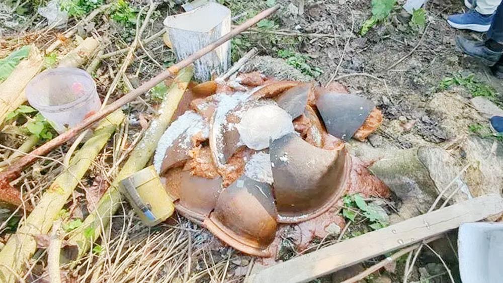 রাজশাহী-নাটোরের অবৈধ কারখানায় রস ছাড়াই তৈরি হচ্ছে নকল গুড় - Chief TV