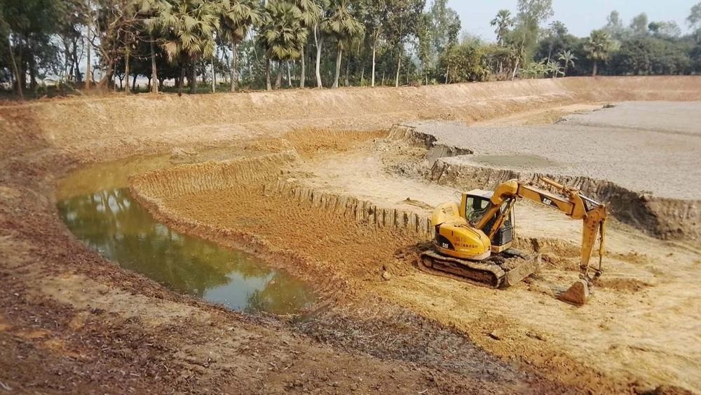 রাতের অন্ধকারে ফসলি জমিতে অবৈধ পুকুর খনন ও টপসয়েল কাটার অভিযোগ - Chief TV