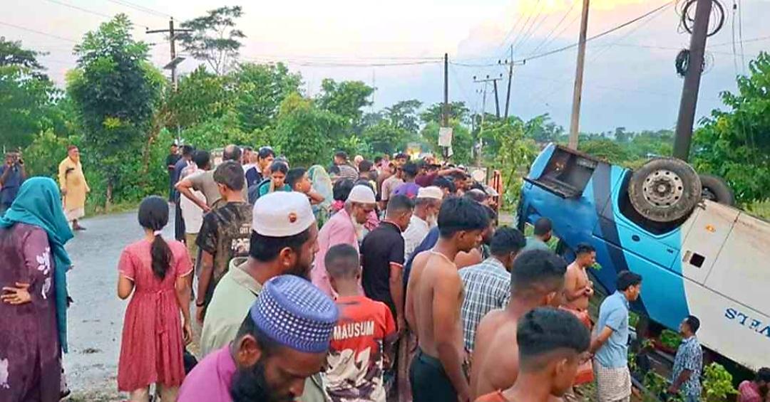 খাদে উল্টে পড়ল বাস, মা–মেয়ের মর্মান্তিক মৃত্যু- Chief TV