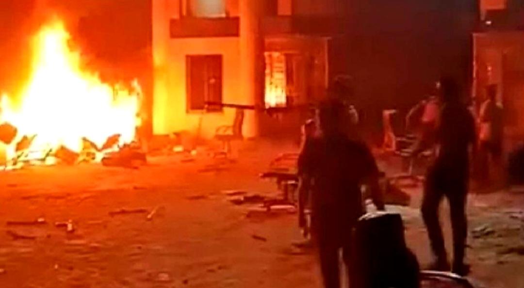 ড্যাফোডিল ও সিটি বিশ্ববিদ্যালয়ের শিক্ষার্থীদের সংঘর্ষে অগ্নিসংযোগ- Chief TV