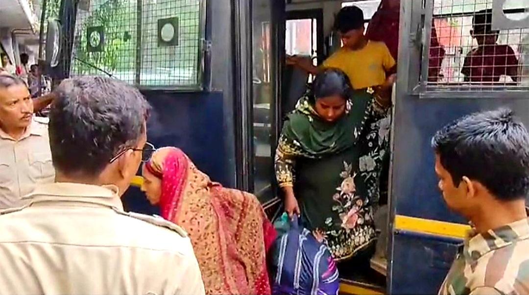 ৪৫ বাংলাদেশি গ্রেফতার, উত্তপ্ত পশ্চিমবঙ্গের রাজনীতি- Chief TV