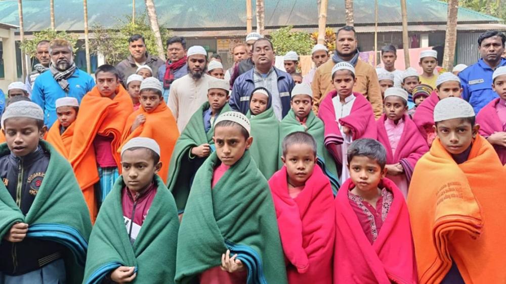 শীতে উষ্ণতার ছোঁয়া নিয়ে ছুটছেন কাজিপুরের ইউএনও মোস্তাফিজ - Chief TV