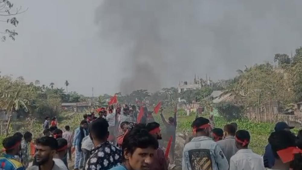 শহর ও সদর উপজেলা ছাত্রদলের কমিটি বাতিলের দাবিতে জামালপুরে ট্রেন অবরোধ - Chief TV