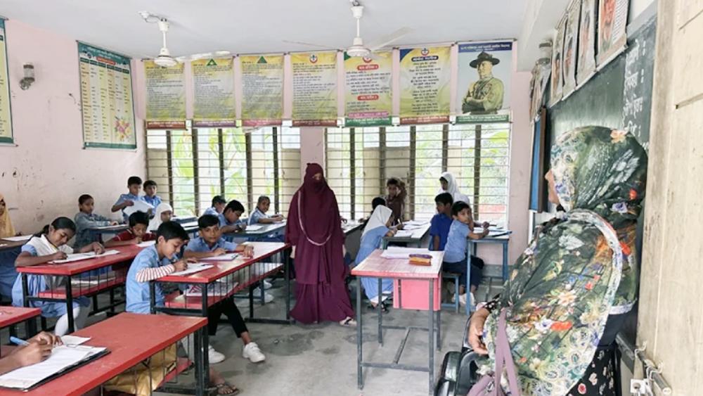 শিক্ষকদের কর্মবিরতি, বার্ষিক পরীক্ষা নিচ্ছেন অভিভাবকরা - Chief TV