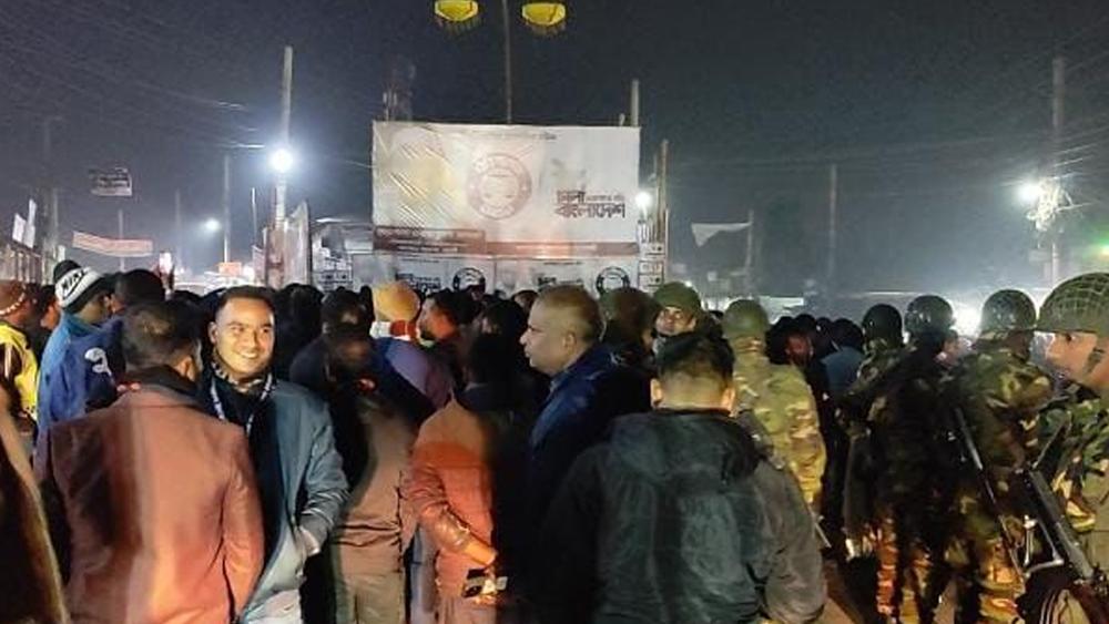 নির্বাচনী বিলবোর্ড লাগানো নিয়ে বিএনপি–জামায়াতের উত্তেজনা, পুলিশ ও সেনা মোতায়েন - Chief TV