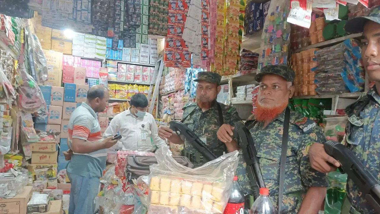 নোয়াখালীর সোনাপুরে ভোক্তা অধিকারের অভিযানে ২ প্রতিষ্ঠানকে জরিমানা - Chief TV