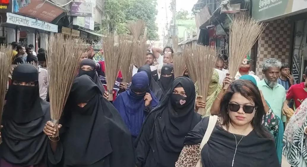 আশুগঞ্জে রুমিন ফারহানাকে অবাঞ্ছিত ঘোষণা করে ঝাড়ু মিছিল - Chief TV