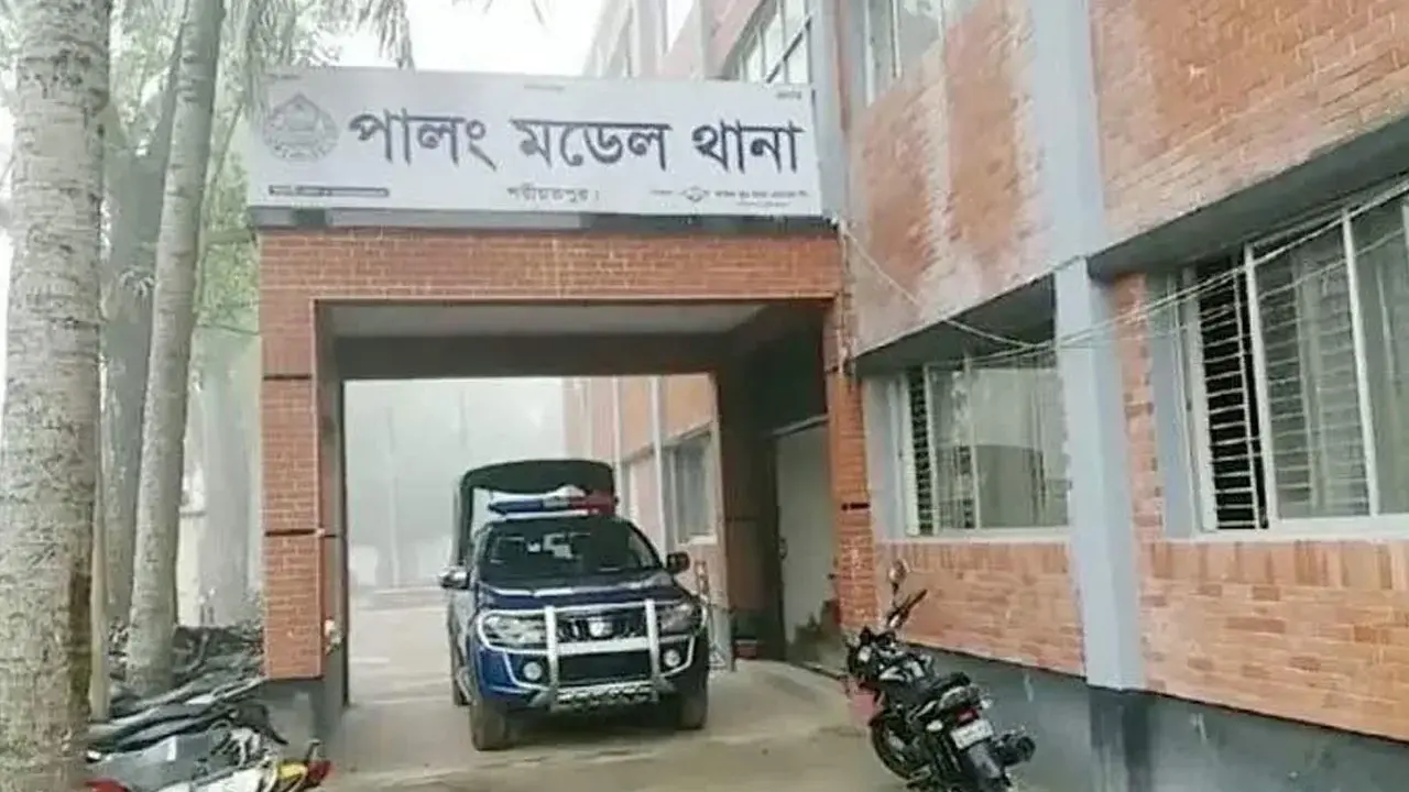 শরীয়তপুরে গৃহবধূকে বিবস্ত্র করে নির্যাতন ও মাথার চুল কর্তন - Chief TV