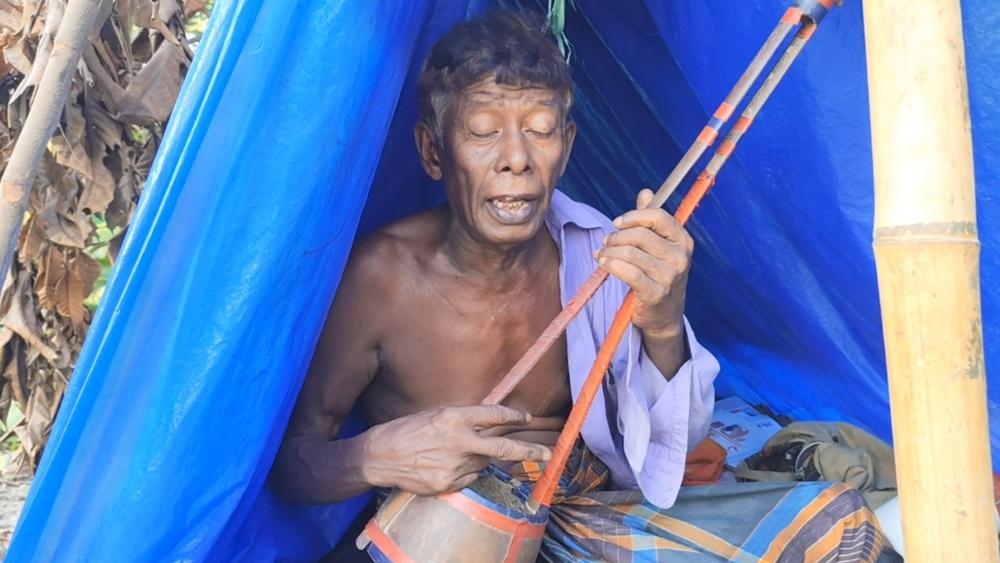 পলিথিনের ঘরে দিলীপ সাধুর মানবেতর জীবন: মেলেনি সরকারি সহায়তা, কাটছে অনাহারে-অর্ধাহারে
