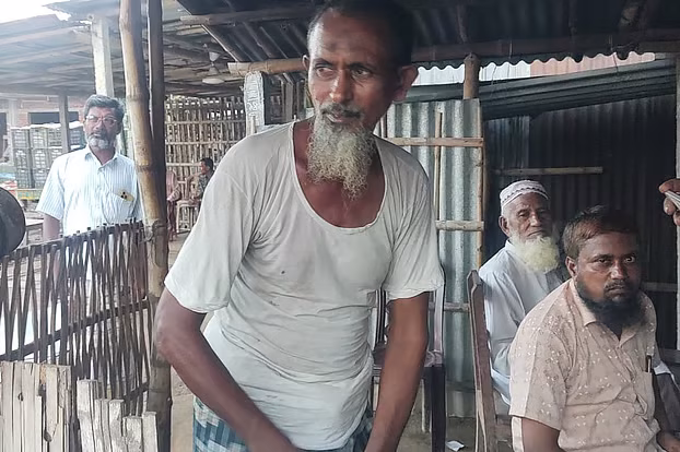 লিখতে পারেন না, দাগ কেটেই চায়ের দোকানের হিসাব রাখেন মান্নু - Chief TV