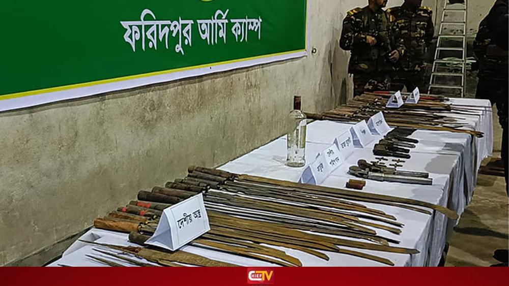 পুকুর থেকে পিস্তল-গুলিসহ দুই শতাধিক অস্ত্র উদ্ধার - Chief TV