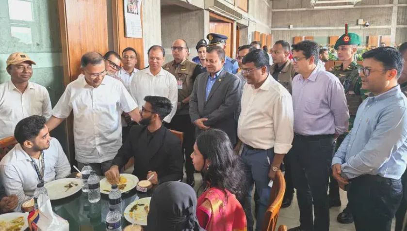 শিক্ষার্থীদের সঙ্গে সেলফি তুললেন প্রধানমন্ত্রী - chief tv
