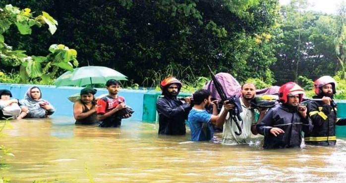 বন্যায় আটকা অন্তঃসত্ত্বাকে উদ্ধার, ফায়ার সার্ভিসের সহায়তায় ফুটল হাসি - Chief TV