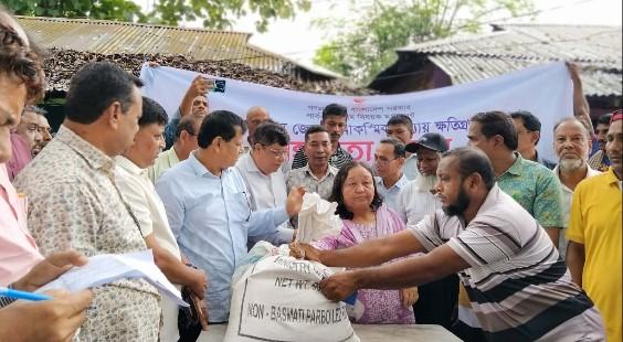 বন্যাদুর্গতদের মাঝে জেলা পরিষদের ত্রাণ বিতরণ - Chief TV