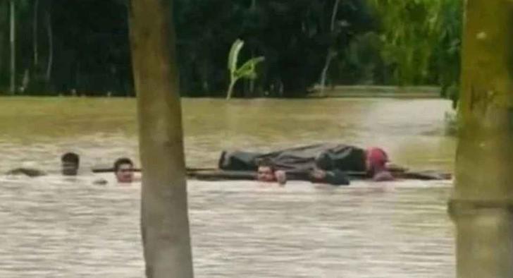 দাফনের মাটি 'না পেয়ে' ভেলায় ভাসছে মরদেহ, ভিডিও ভাইরাল; ইউএনও বললেন 'ভিউ ব্যবসা' - Chief TV