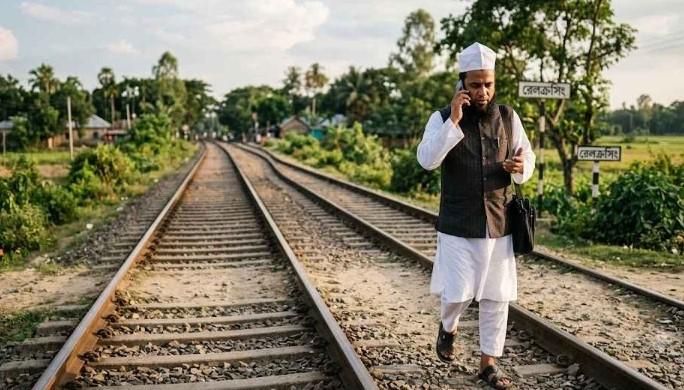 কানে ফোন, ট্রেনের ধাক্কায় জীবন শেষ মাদরাসা শিক্ষকের - Chief TV