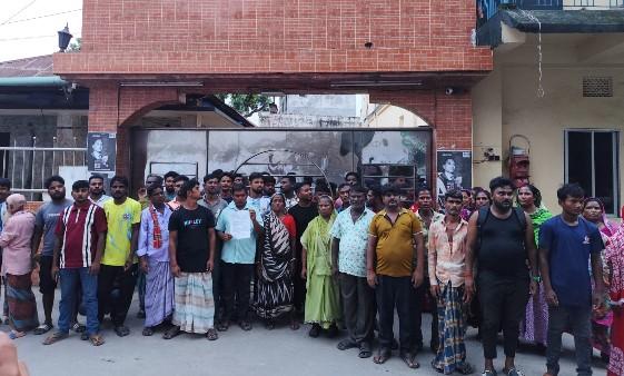 মজুরি বৃদ্ধিসহ ১৪ দাবিতে হরিজনদের পৌরসভা কার্যালয় ঘেরাও - Chief TV