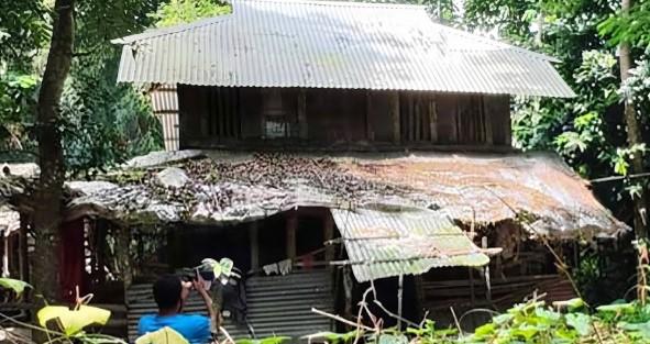 গভীর রাতে বেড়া খুলে গৃহবধূর ঘরে প্রতিবেশী চাচা - Chief TV