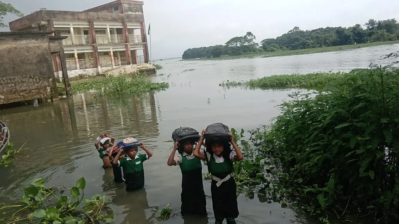 বর্ষায় পানিবন্দী সুনামগঞ্জের বিদ্যালয়, মাঝির অভাবে ব্যাহত পাঠদান - Chief TV