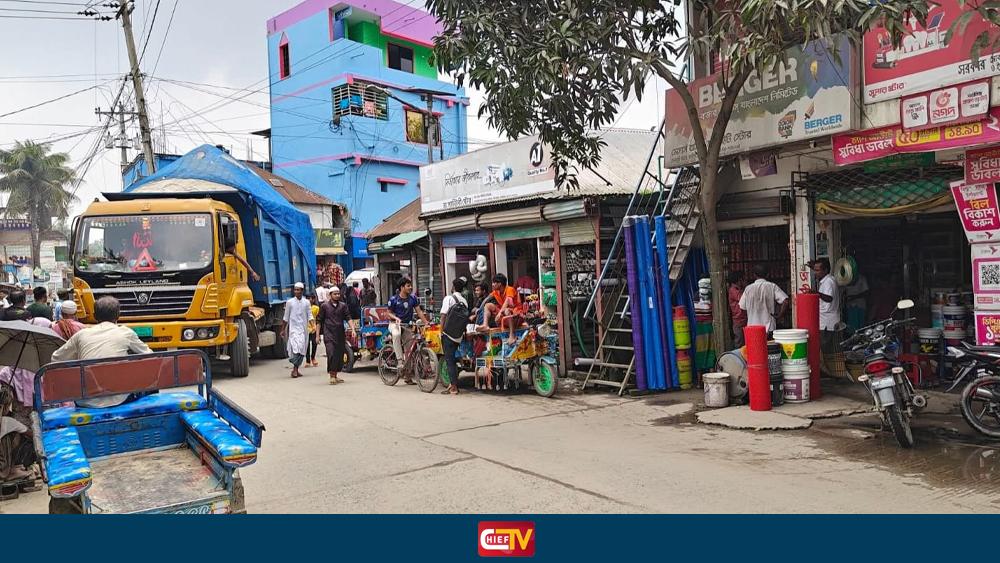 সোনামুখী হাটে যানজটের শঙ্কা, বালুবাহী ট্রাক আগামীকাল চলাচল বন্ধের দাবি - Chief TV