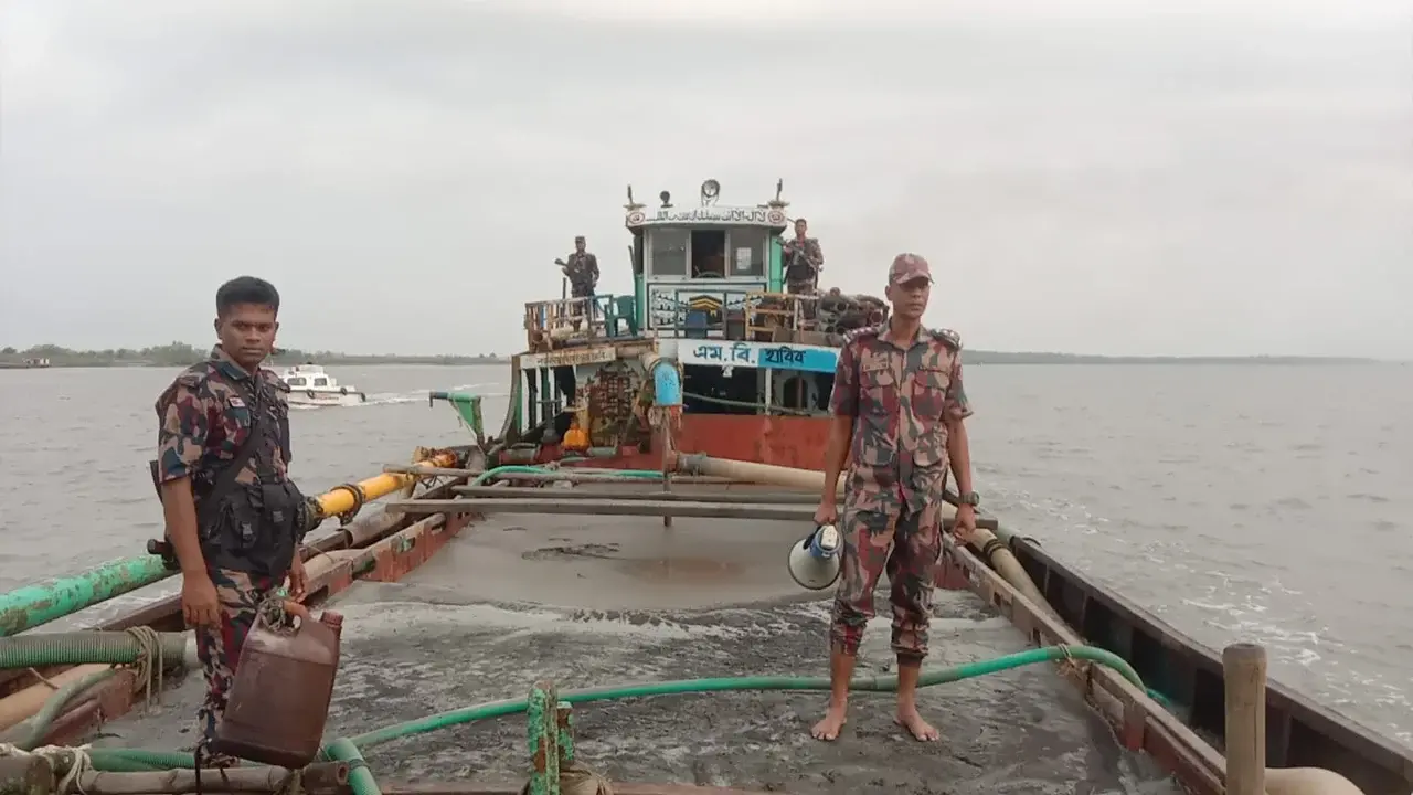 শ্যামনগরে অবৈধ বালু উত্তোলনের সময় বাল্কহেড জব্দ, ২ জনের কারাদণ্ড-জরিমানা - Chief TV