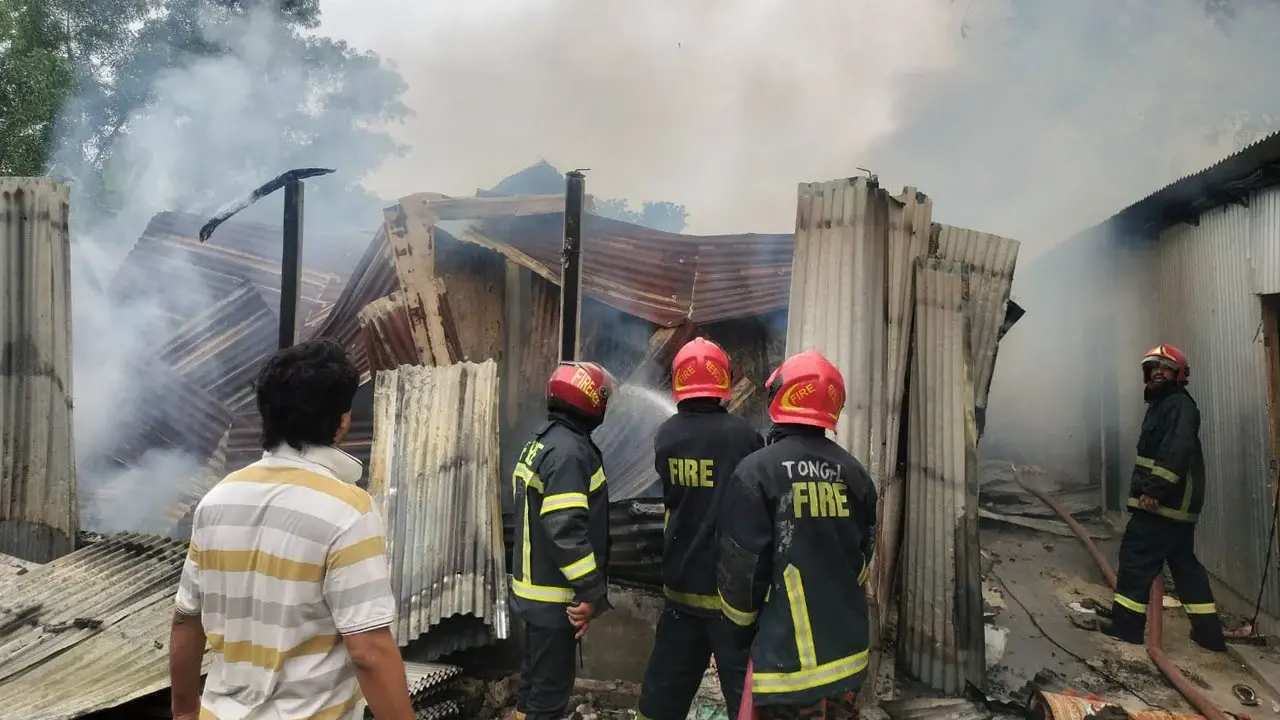 টঙ্গীতে দুই স্থানে আগুন, পুড়ল ৩১টি কক্ষের মালামাল - Chief TV