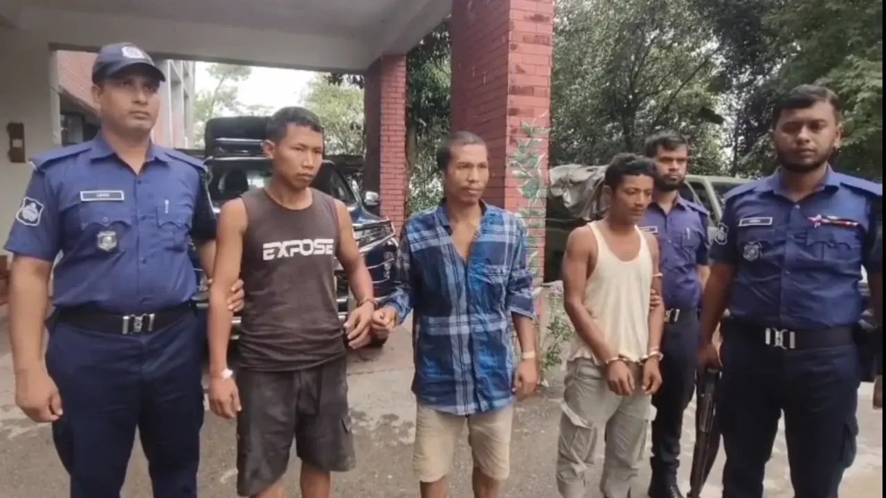 খাগড়াছড়ির গহীন জঙ্গলে অভিযান, অস্ত্রসহ ইউপিডিএফের ৩ সদস্য আটক - Chief TV